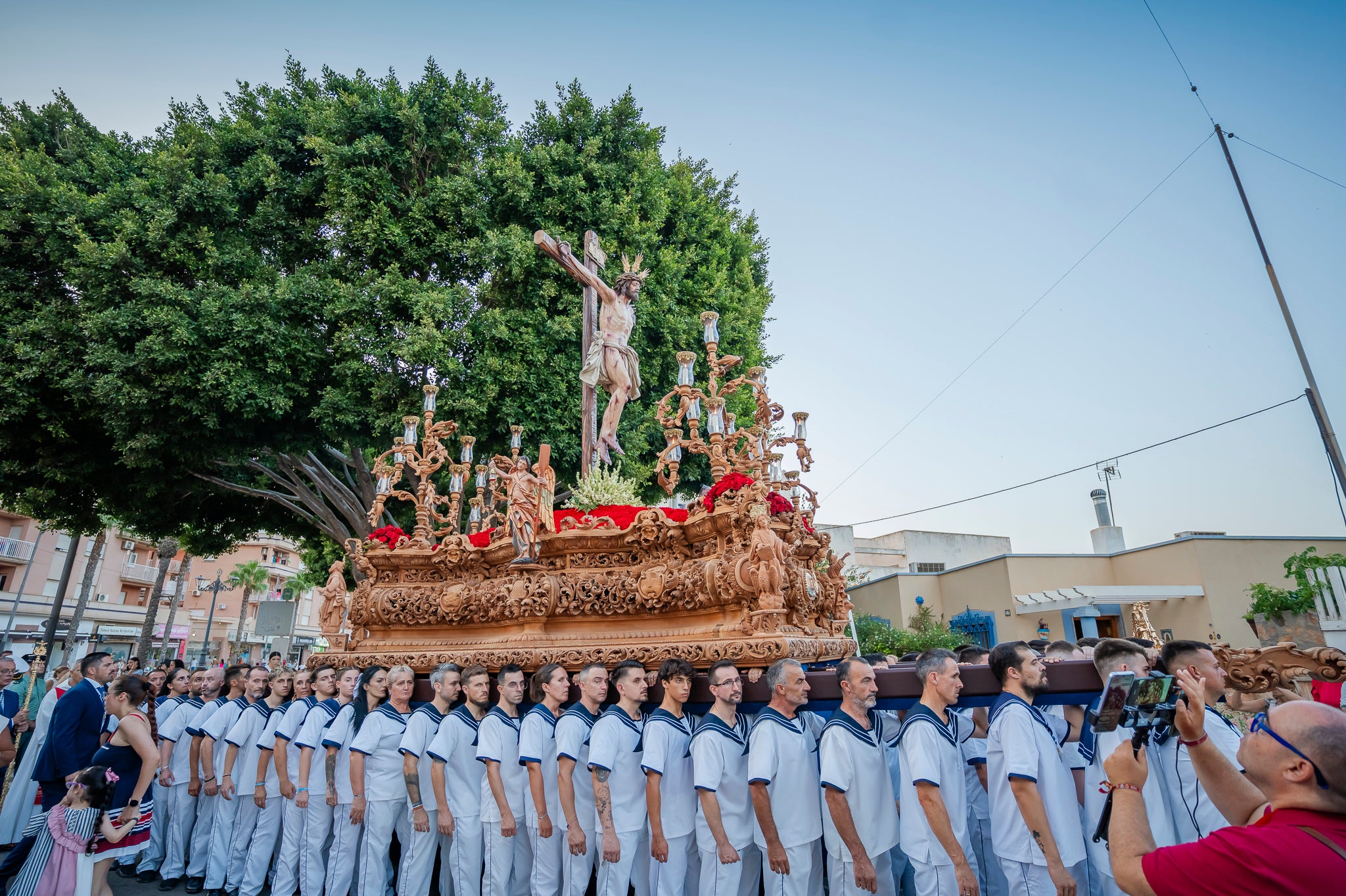 El Puerto de Roquetas revive su devoción con la procesión del Santísimo Cristo del Mar, en imágenes