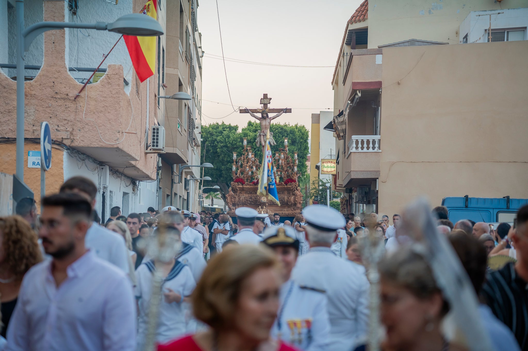 El Puerto de Roquetas revive su devoción con la procesión del Santísimo Cristo del Mar, en imágenes