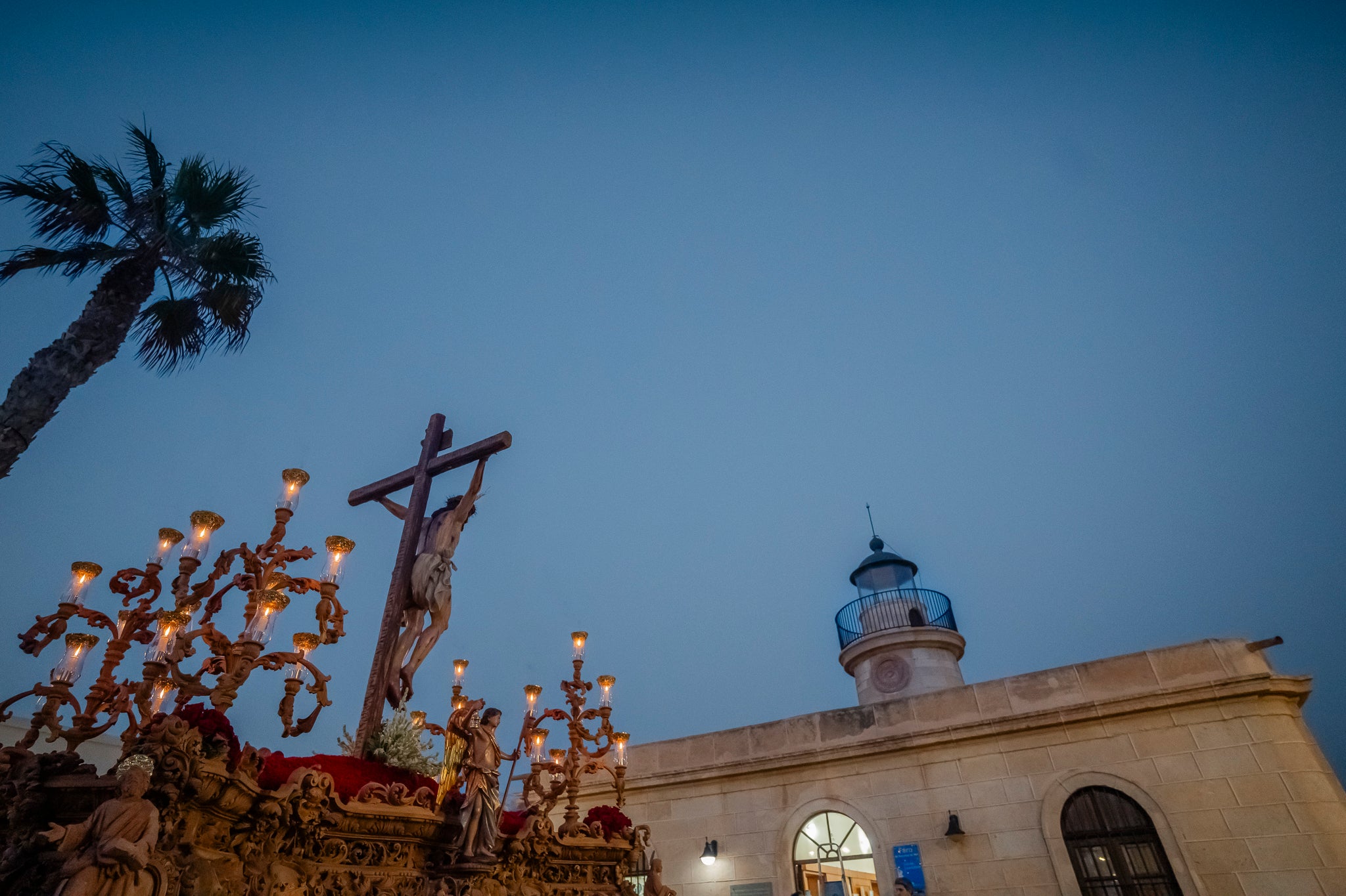 El Puerto de Roquetas revive su devoción con la procesión del Santísimo Cristo del Mar, en imágenes
