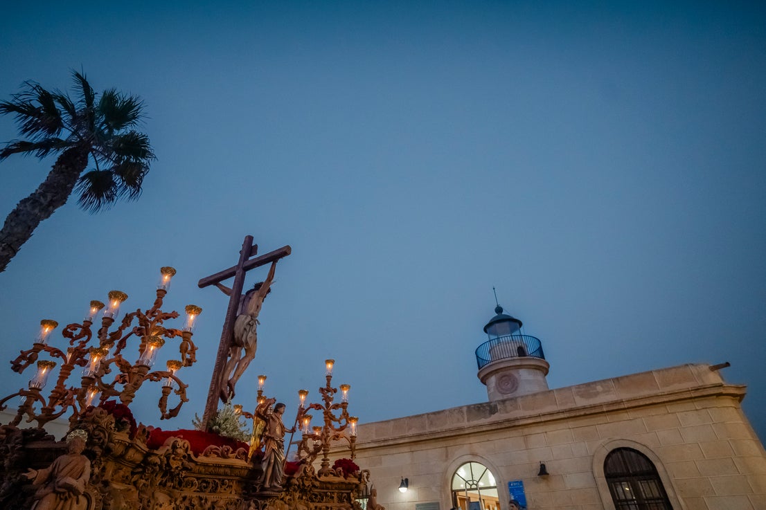 El Puerto de Roquetas revive su devoción con la procesión del Santísimo Cristo del Mar, en imágenes