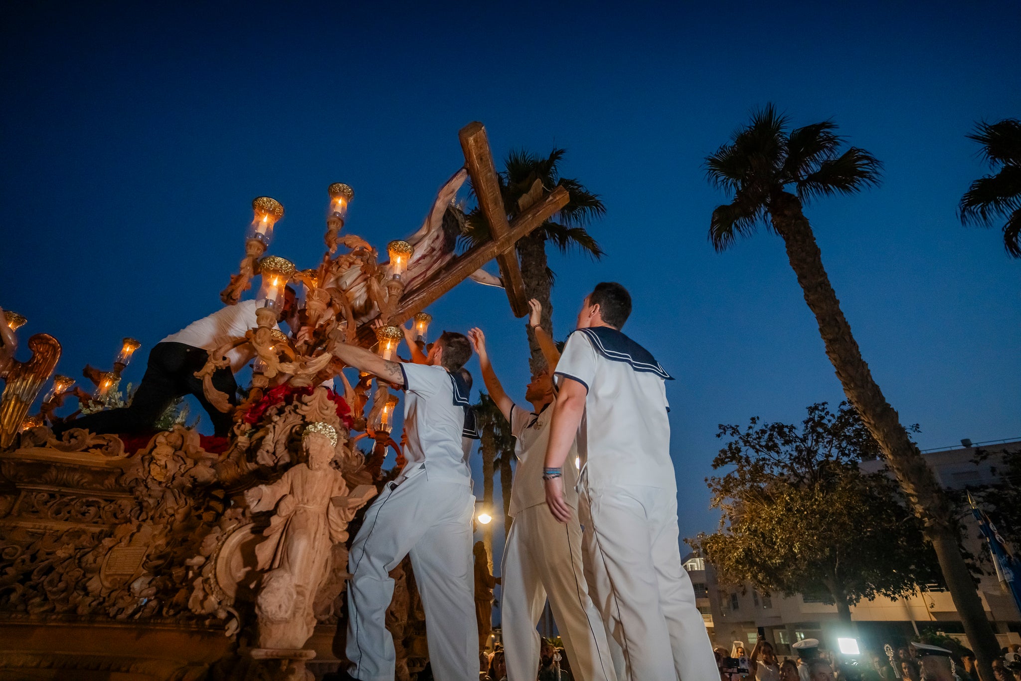 El Puerto de Roquetas revive su devoción con la procesión del Santísimo Cristo del Mar, en imágenes