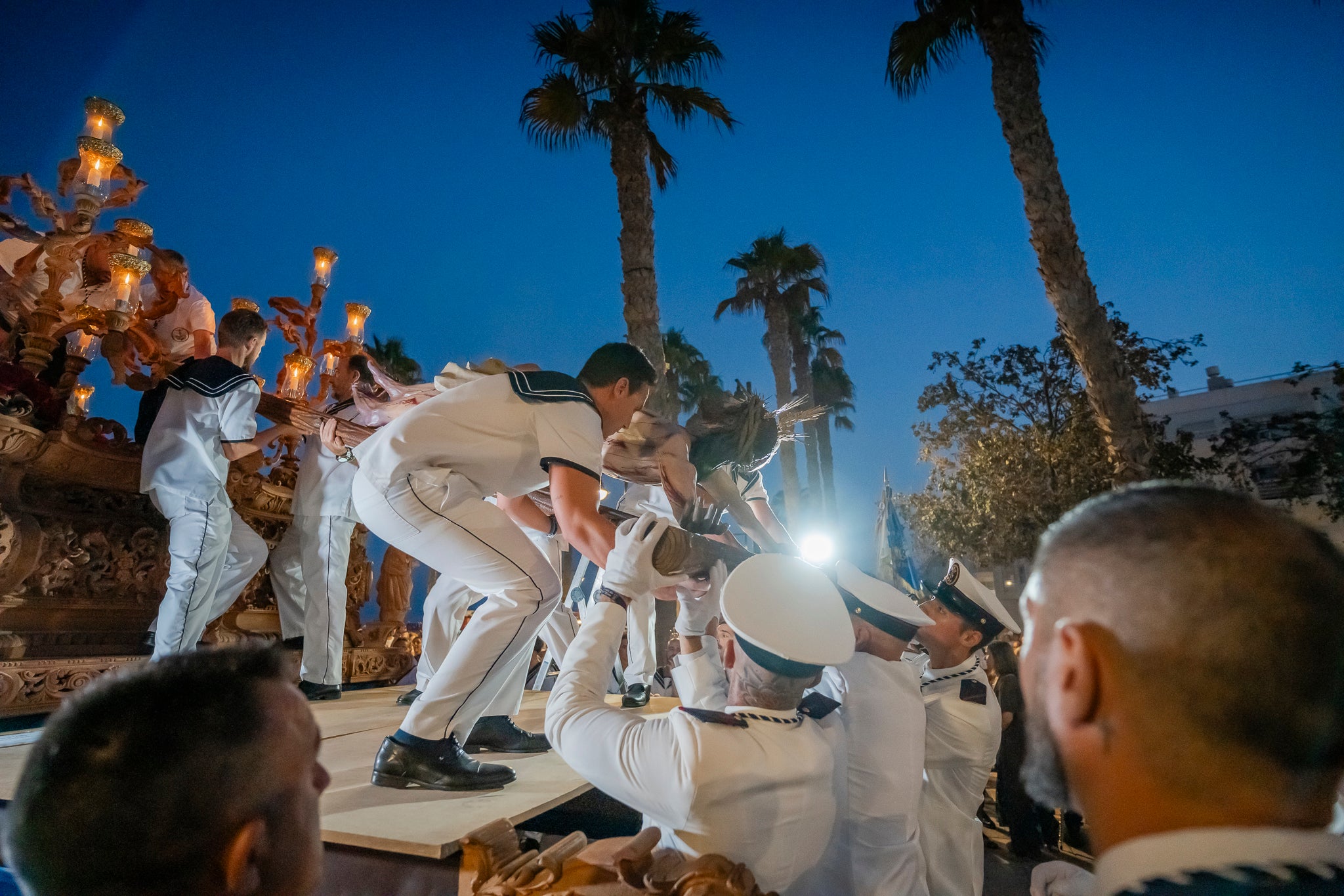 El Puerto de Roquetas revive su devoción con la procesión del Santísimo Cristo del Mar, en imágenes