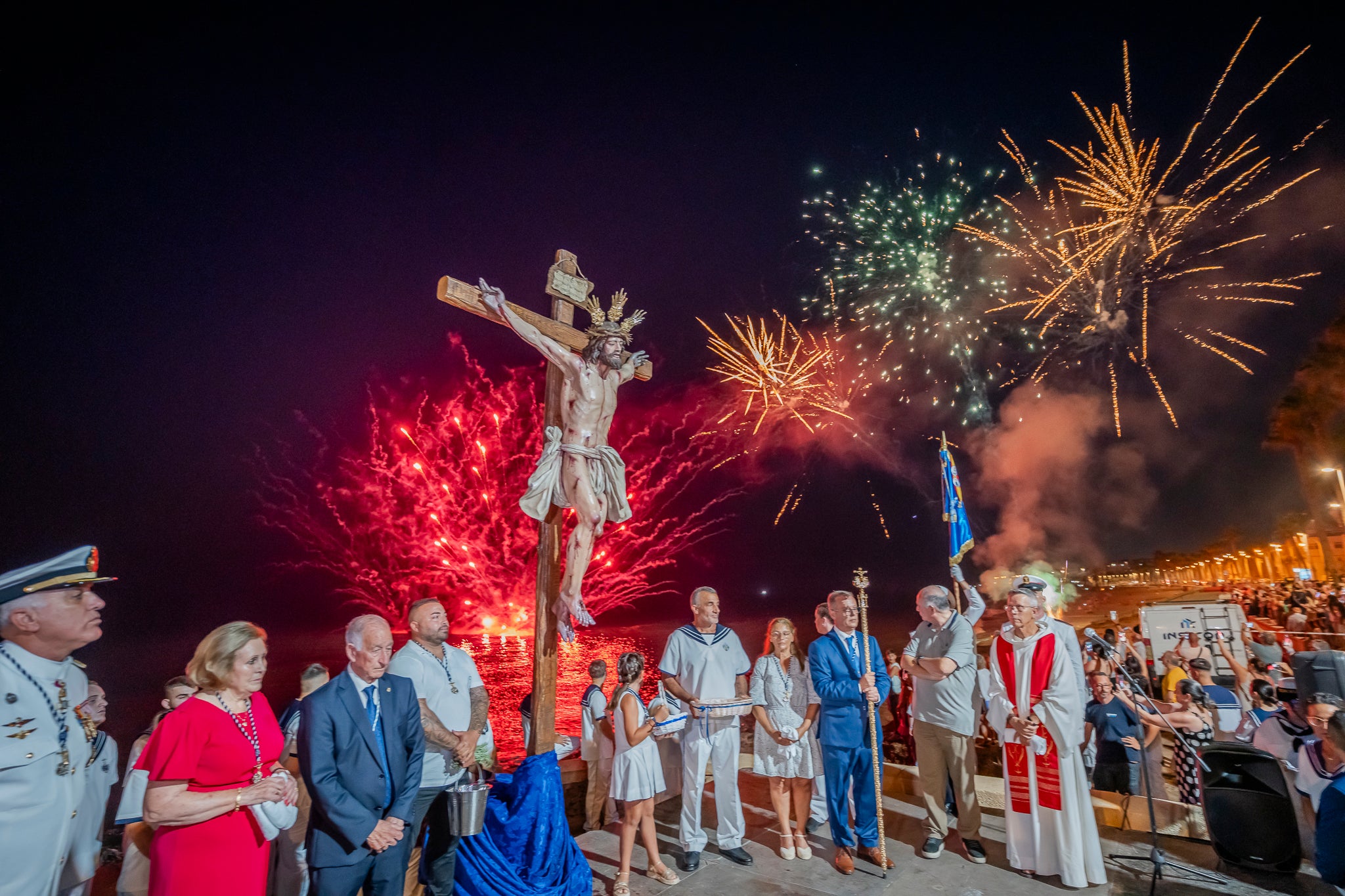 El Puerto de Roquetas revive su devoción con la procesión del Santísimo Cristo del Mar, en imágenes