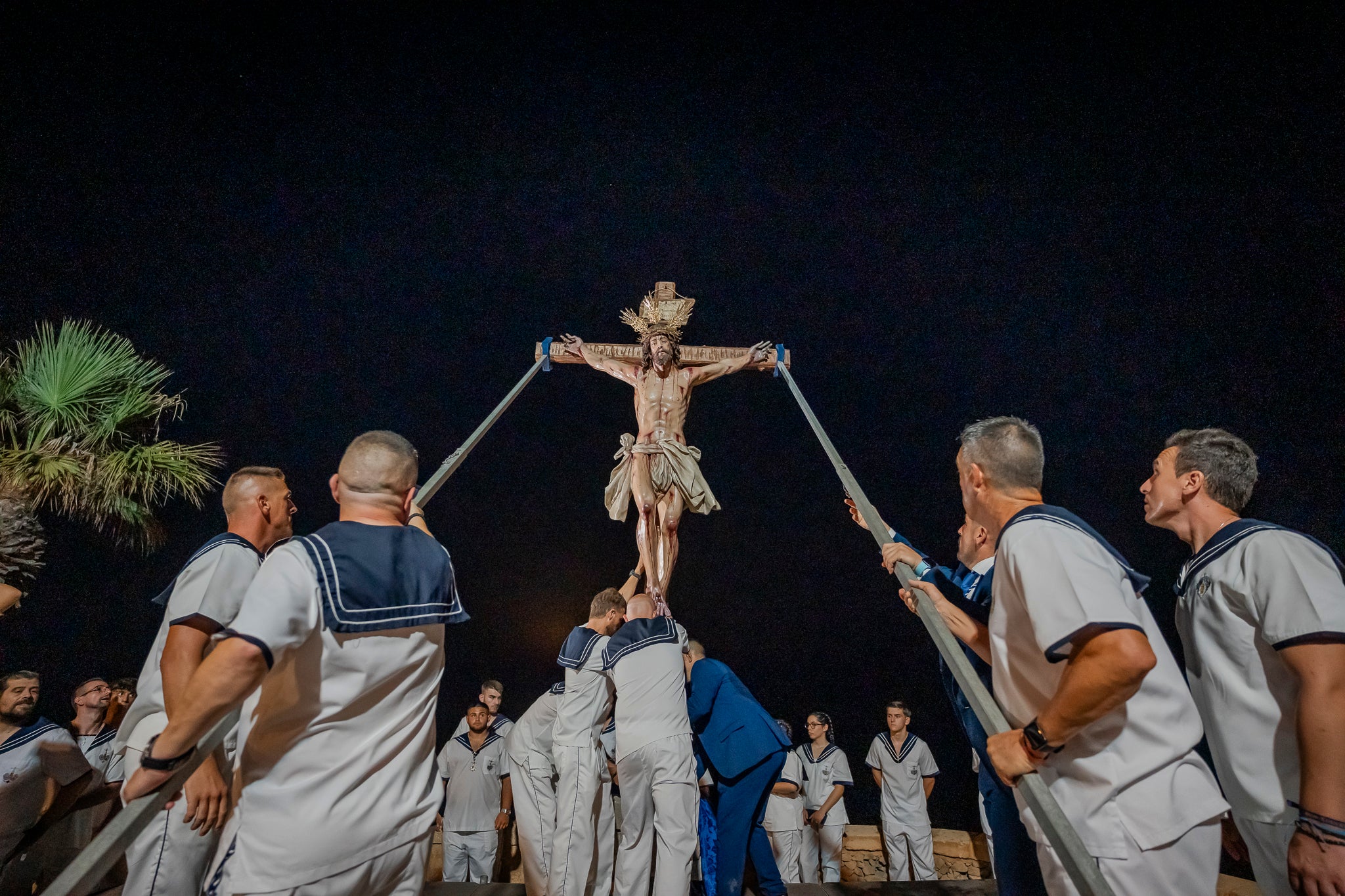 El Puerto de Roquetas revive su devoción con la procesión del Santísimo Cristo del Mar, en imágenes
