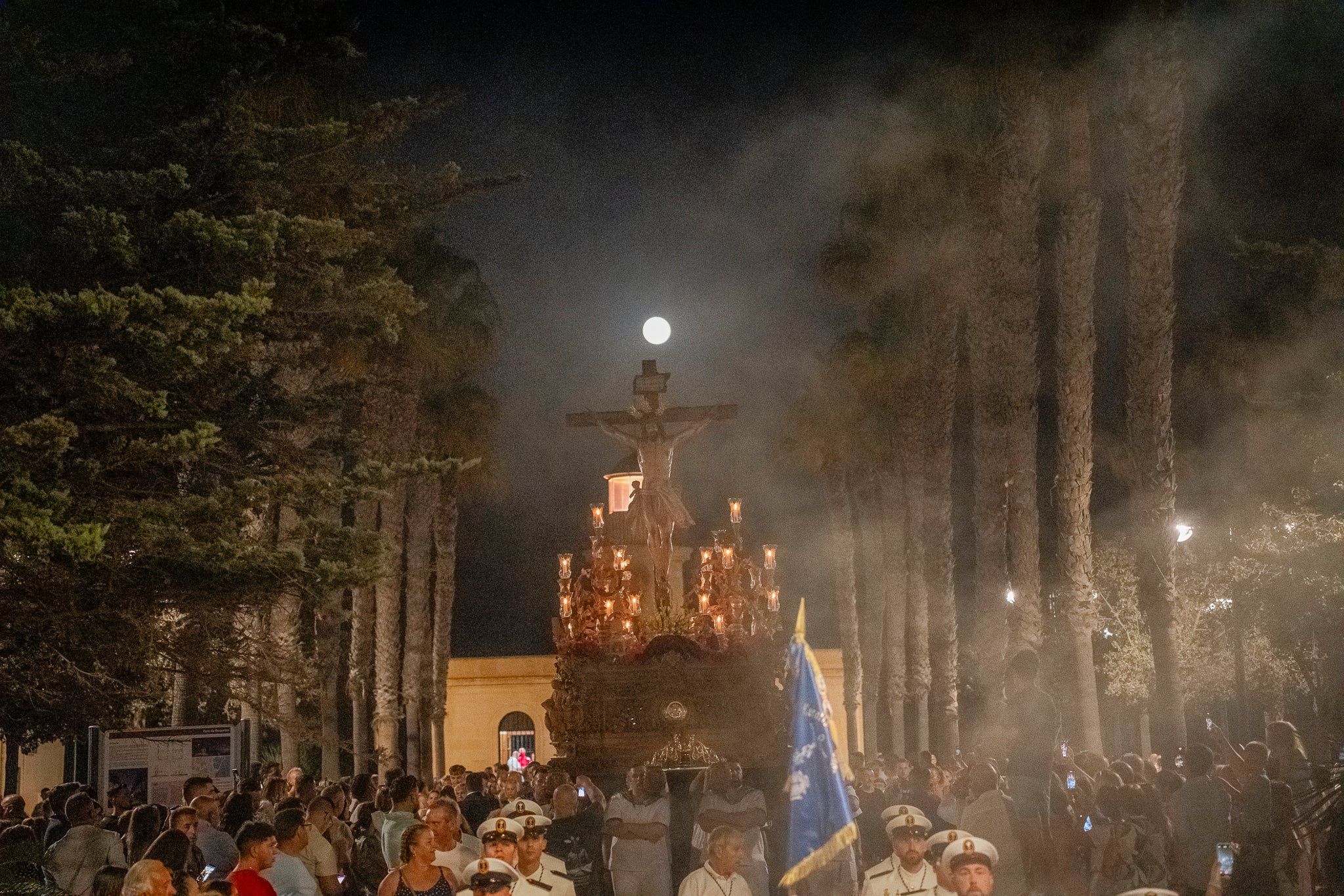 El Puerto de Roquetas revive su devoción con la procesión del Santísimo Cristo del Mar, en imágenes