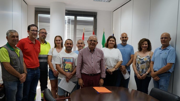El alcalde de Vícar recibe a cuatro trabajadores en la toma de posesión de su nueva plaza