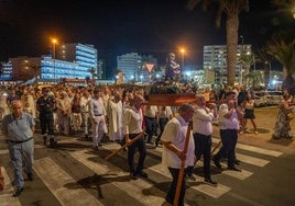 La imagen de la Virgen de los Vientos a su paso por la Urba.