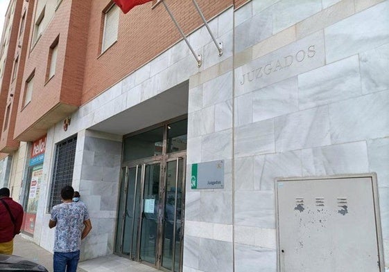 Exterior de los juzgados de Roquetas de Mar.