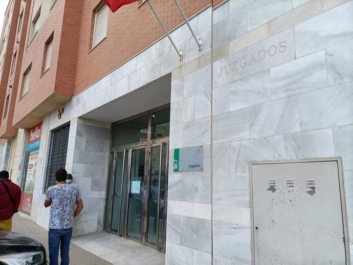 Exterior de los juzgados de Roquetas de Mar.