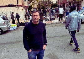 El concejal socialista, Rafael Torres, en la barriada de Las 200 Viviendas.
