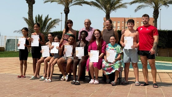 Cerca de 70 niños aprenden a nadar y perfeccionar su estilo en Las Cabañuelas