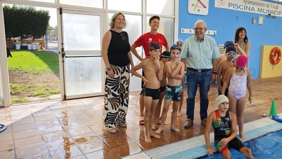 Antonio Bonilla pone en valor el desempeño de los monitores en la Piscina Municipal