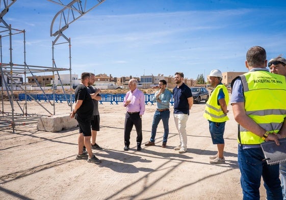 El alcalde de Roquetas visita las instalaciones del festival.