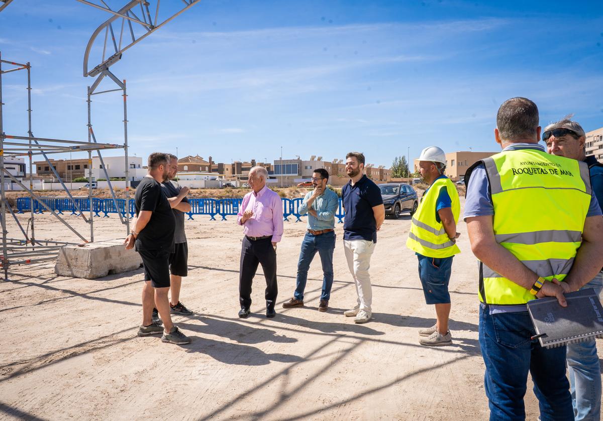 El alcalde de Roquetas visita las instalaciones del festival.