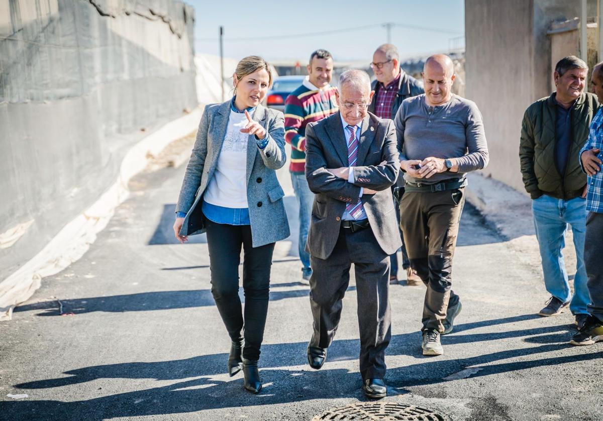 El alcalde de Roquetas de Mar, Gabriel Amat, visita uno de los caminos rurales del municipio.