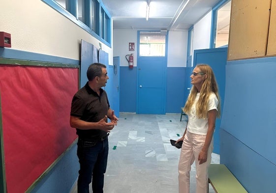 El alcalde visita un centro educativo del municipio.