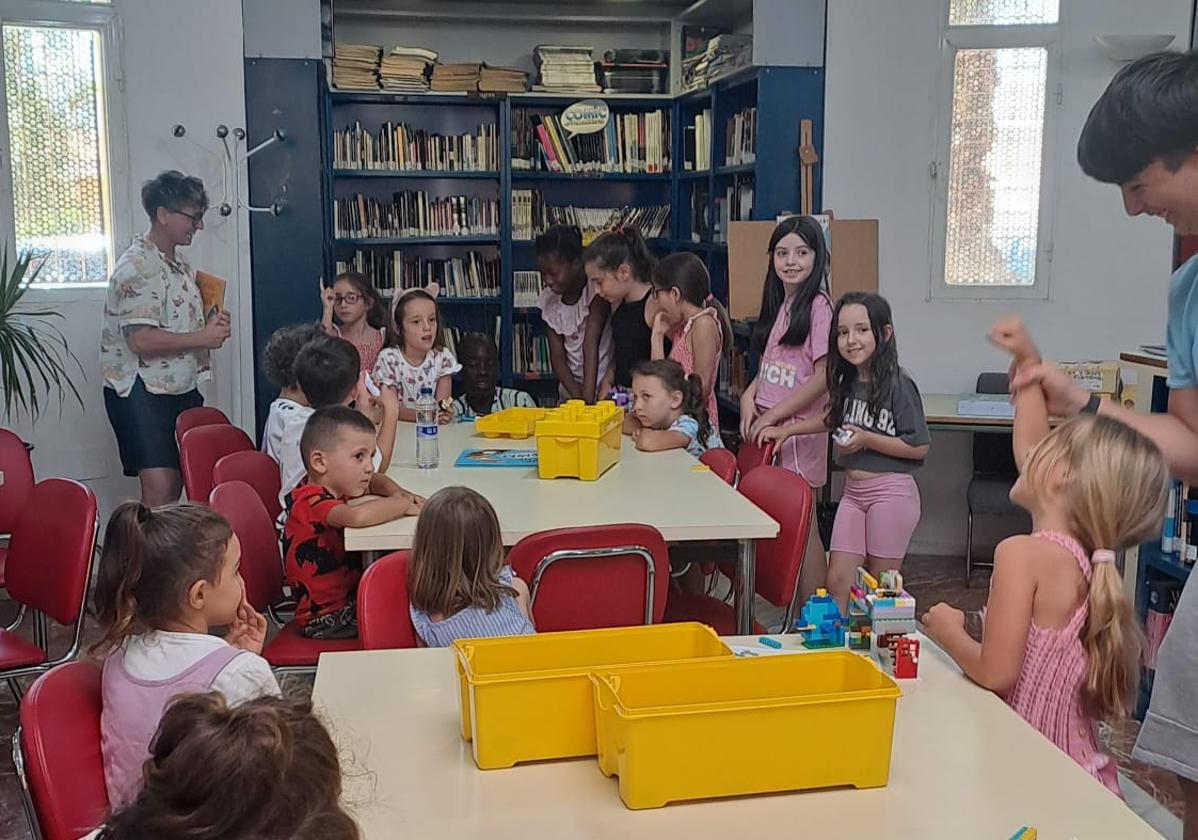 Niños y niñas disfrutan de actividades en una biblioteca del municipio.
