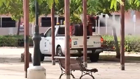 Roquetas realiza labores de fumigación en zonas de Aguadulce