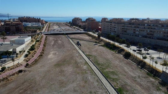 Roquetas realiza labores de desbroce en los cauces de las principales ramblas del municipio