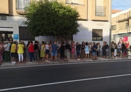 Vecinos hacen largas colas para las inscripciones de los talleres en Roquetas de Mar.