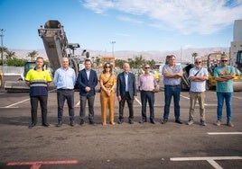 El alcalde, Gabriel Amat, y el concejal de Urbanismo presentan el plan plurianual de asfaltado.