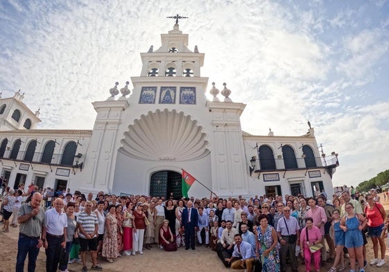 Vicarios disfrutan de su visita a El Rocío, en la provincia onubense.