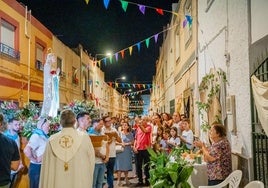 La procesión de la Virgen de Lourdes se para en una casa.