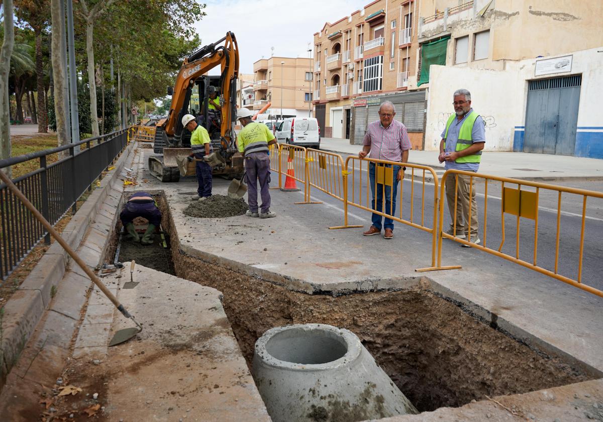 Antonio Bonilla, alcalde de Vícar, supervisa las obras.