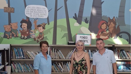 La Biblioteca de La Mojonera luce un nuevo mural de series de la infancia en su interior