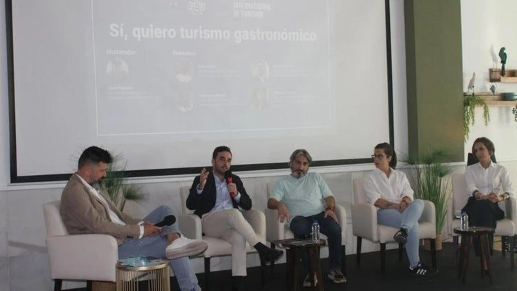 La Semana del Turismo empieza con rutas náuticas y conciencia marina en Roquetas