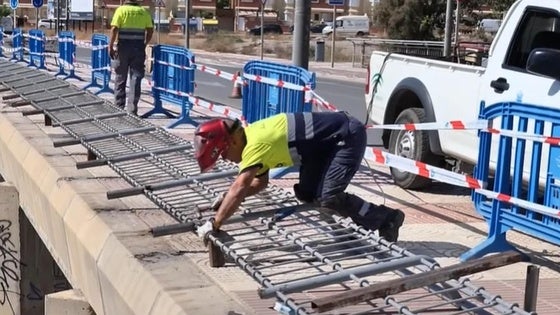 Roquetas realiza distintas mejoras en la Avenida Torrequebrada