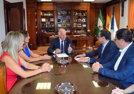 El alcalde de Roquetas charla con el rector de la Universidad.