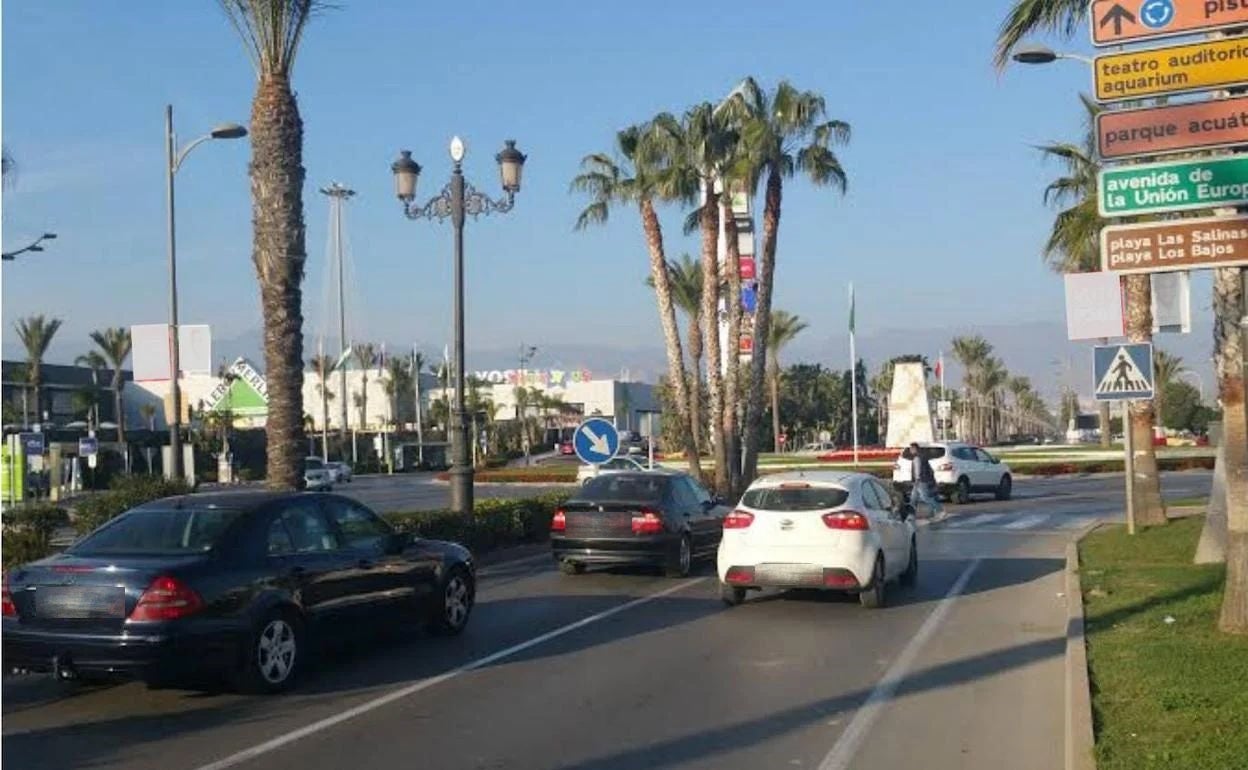 Vehículos en la carretera de Alicún de Roquetas de Mar.