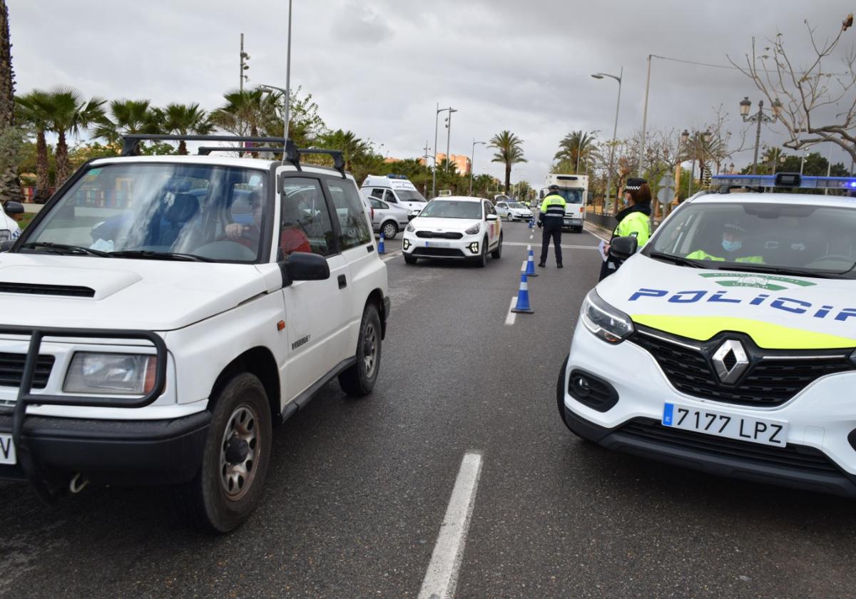 Un control de vigilancia de la Policía Local de Vícar.