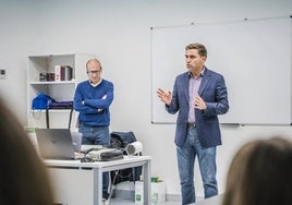 El teniente de alcalde de Roquetas, José Juan Rodríguez, en una clase.