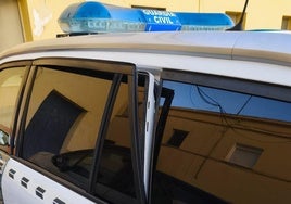 Daños sufridos en el vehículo policial durante la detención.