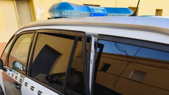 Una mujer llama a la Guardia Civil para que eche de su casa a dos hombres, se resisten y terminan agrediendo a los agentes