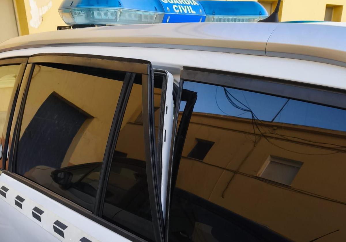 Una mujer llama a la Guardia Civil para que eche de su casa a dos hombres, se resisten y terminan agrediendo a los agentes