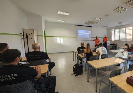 Policías Locales de Vícar asisten a una charla.