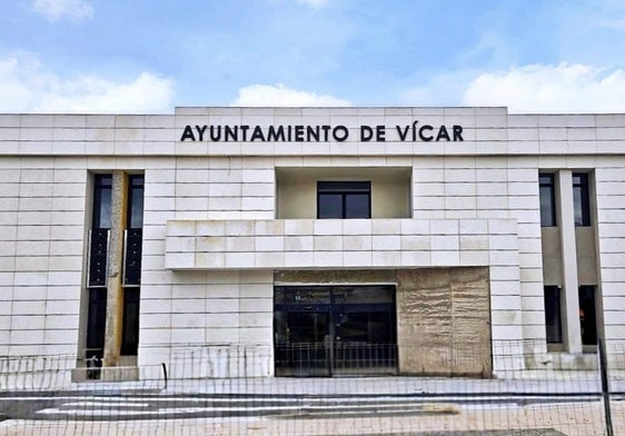 Así se encontraba la fachada del Ayuntamiento de Vícar este miércoles, con el nombre ya perfectamente visible para los ciudadanos.