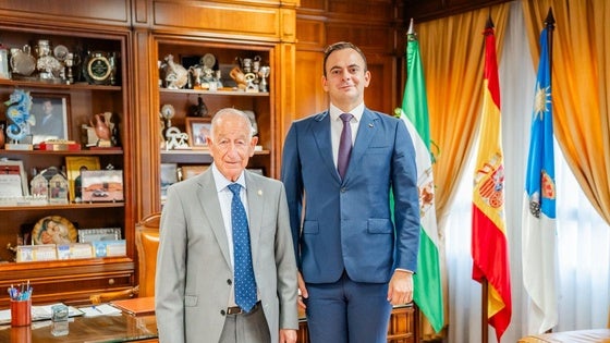 El cónsul de Rumanía en Almería invita a Gabriel Amat al Día de este país centroeuropeo