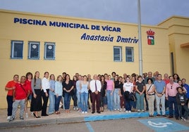 Foto de familia con Anastasia Dmytriv, vecinos y amigos.