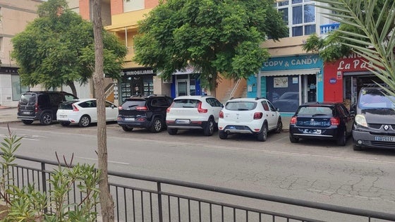 Piden modificar el ángulo de las plazas del aparcamiento para evitar accidentes