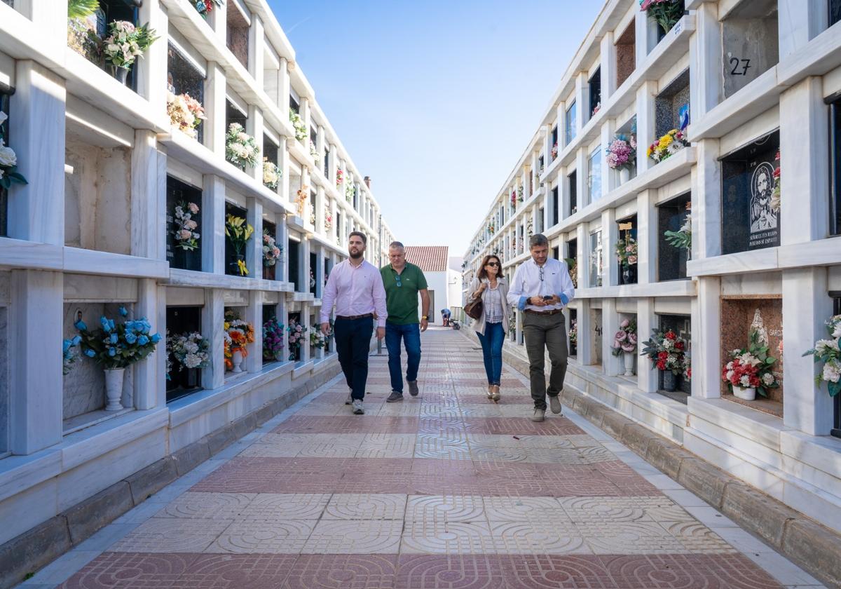 Juan Carlos Muyor visita uno de los camposantos.
