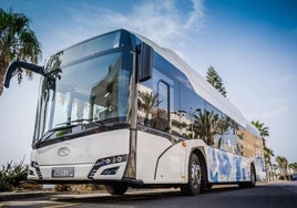 Un autobús circula por una carretera.