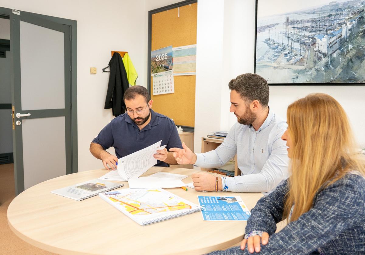 El concejal de Medio Ambiente, Juan Carlos Muyor, revisa documentos de distintas índoles.