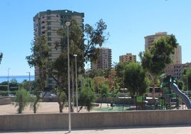 Una de las postales de la Rambla de San Antonio de Aguadulce rodeado de columpios, toboganes y distintos árboles.