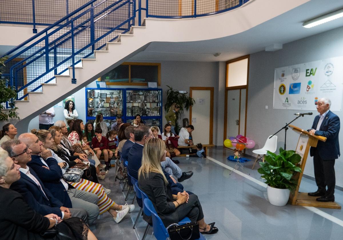 El alcalde de Roquetas, Gabriel Amat, en un momento del acto en el Colegio Portocarrero.