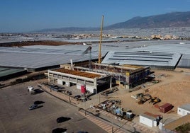 El alcalde destaca que estas instalaciones contemplan una piscina cubierta, un gimnasio y zonas de recreo exterior con varios espacios.
