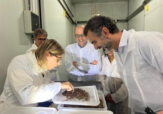 Visita de Ramón Fernández-Pacheco a Agrobio, en La Mojonera.